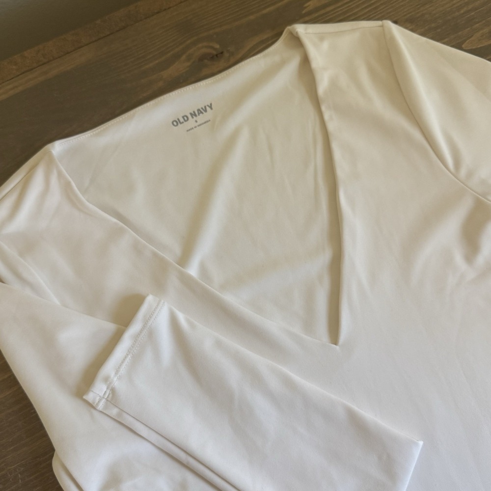 Old Navy Women's Small White Long Sleeve V-Neck Crop T-Shirt Top Tee